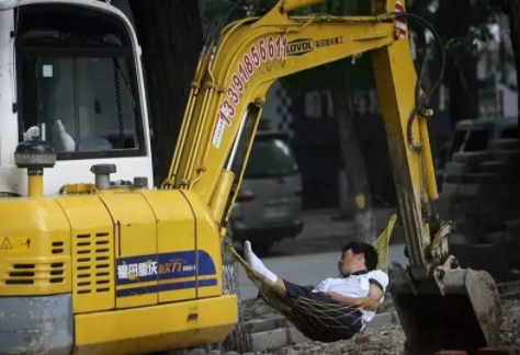 吊车手臂晃